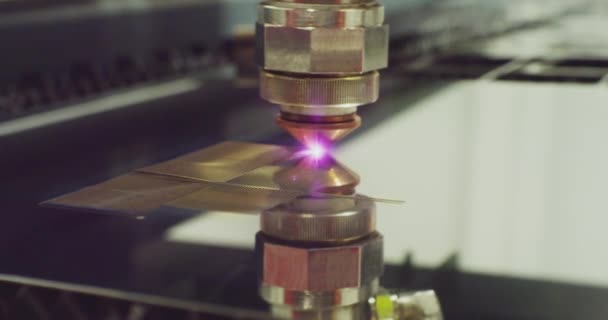 Moderno equipo industrial.Corte por láser de metal. Una máquina industrial con un potente haz luminoso corta una lámina de metal. Metalurgia en la planta Primer plano del proceso tecnológico — Vídeo de stock