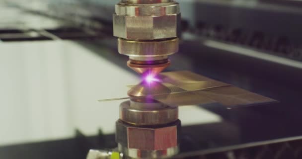Nowoczesny sprzęt przemysłowy.Wysoka precyzja spawania laserowego blachy stalowej CNC, szybkie cięcie, spawanie laserowe, technologia cięcia laserowego, spawanie laserowe.technologiczne zbliżenie procesu — Wideo stockowe