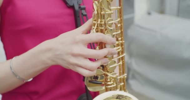Schöne weibliche Hände spielen Saxofon. Nahaufnahme — Stockvideo