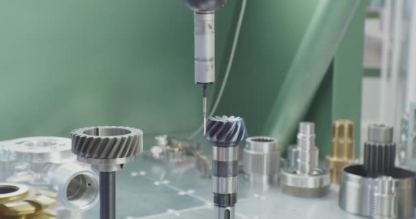 Tecnologías modernas utilizadas en la producción industrial.proceso tecnológico.Coordine la máquina de medición, inspeccionando un detalle de acero complejo. — Vídeo de stock