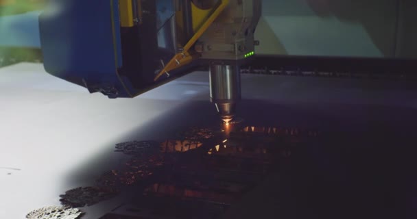 Tecnologias modernas usadas na produção industrial.Cortador de laser robótico industrial corta peças metálicas com grande precisão. — Vídeo de Stock