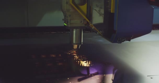 Industriell utrustning.Laser metall skärmaskin teknik. Industriell laserskärning tillverkningsteknik av platta plåtstålmaterial.Industriell lasernärbild. Styckning av metall — Stockvideo