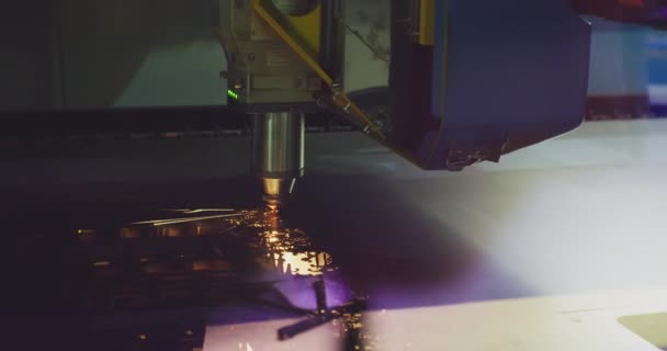 Urządzenia przemysłowe.Laserowa maszyna do cięcia metalu. Przemysłowe cięcie laserowe technologia produkcji płaskich blach stalowych.Przemysłowe zbliżenie laserowe. Cięcie metalu — Wideo stockowe