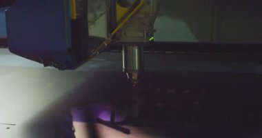 Sanayi üretiminde kullanılan modern teknolojiler. Fabrikada metalcilik. Endüstriyel üretimde metal plaka kesmek için CNC lazer makinesi. Teknolojik süreç yakın plan.