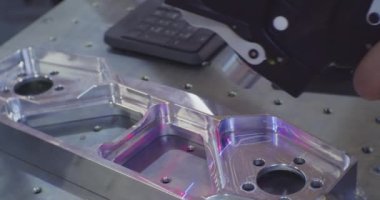 Modern alet, karmaşık bir parçayı lazer ışınıyla ölçer.