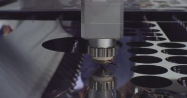 Modern endüstriyel ekipman. Fabrikada metal işçiliği. Endüstriyel üretimde metal plaka kesmek için CNC lazer makinesi. Teknolojik süreç yakın plan.
