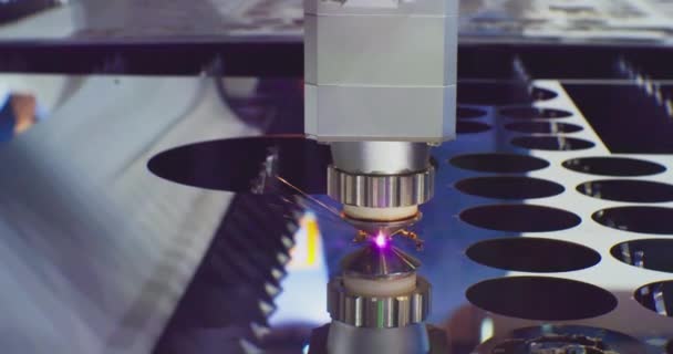 Nowoczesna technologia cięcia Cnc moc działania na metalowe poziome hutnictwo żelaza obiekt gorący gaz. Cut Metal Material Laser Burn.process zbliżenie — Wideo stockowe