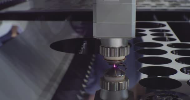 Modern endüstriyel ekipman. Fiber lazer kesim CNC makinesi metal listesinin yakın çekimini kesiyor. Metal kısmını yapıyorum. Teknolojik süreci yakından takip ediyorum. — Stok video