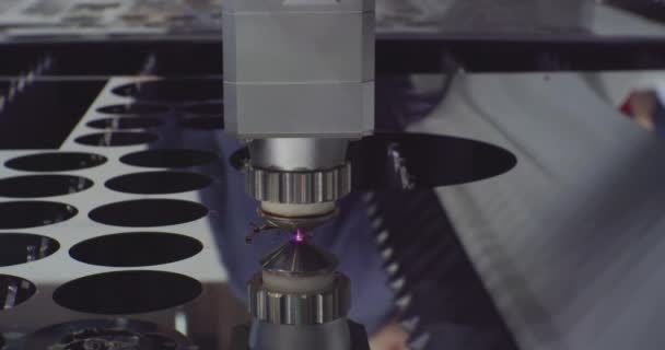 Tecnologias modernas utilizadas na produção industrial. A máquina de corte a laser detalhe de corte em chapa metálica. Tornando o metal detalhado.processo tecnológico close-up — Vídeo de Stock
