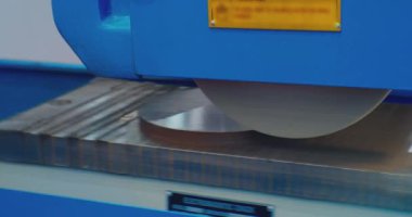Modern öğütücü makine yuvarlak bir metal parçasını işliyor. Teknolojik süreç. Yakın çekim.