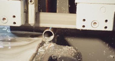 Modern endüstriyel teçhizat. Metal bir çekirdeğin endüstriyel kesimi ve soğutma sıvısı kullanımı için bant kullanıldı. Teknolojik süreç yakın çekim