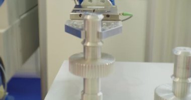 Modern teknolojiler. Manipülatörün mekanik kolu metali hareket ettirir. yakın plan