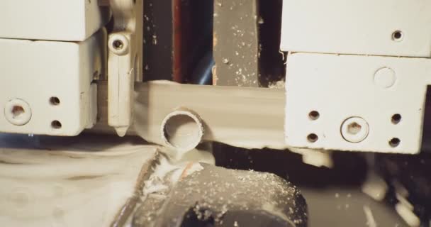 Σύγχρονος βιομηχανικός εξοπλισμός.Η μηχανή οριζόντιου πριονιού κόβει μια λεπτομέρεια χάλυβα. — Αρχείο Βίντεο
