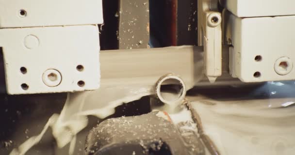 Moderní průmyslové vybavení.Pásová pila pro průmyslové řezání kovového jádra a použití chladící likvidace.technologický proces zblízka — Stock video