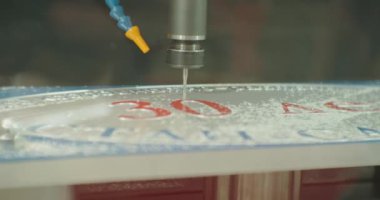 Modern bir metal işleme makinesinin fabrika kesicisi bir metal parçasını işliyor. yakın plan