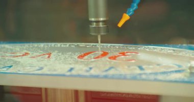 Modern teknolojiler. Metal işleme makinesinin fabrika kesicisi metal bir parçanın yüzeyini işliyor. Yakın plan.