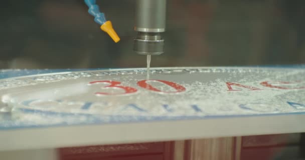 Ein Fräser einer modernen Metallbearbeitungsmaschine bearbeitet ein Metallteil. Nahaufnahme — Stockvideo