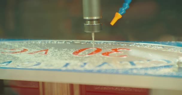Moderne technologie.fräser einer metallbearbeitungsmaschine bearbeitet die oberfläche eines metallteil.close-up — Stockvideo