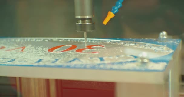 Uma fresadora de uma máquina metalúrgica moderna trata a superfície de uma peça metálica. close-up — Vídeo de Stock