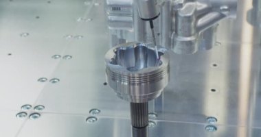 Endüstriyel üretimde kullanılan modern teknolojiler. Sonda ölçümü metal üretiminin boyutunu belirler. Yakın çekim
