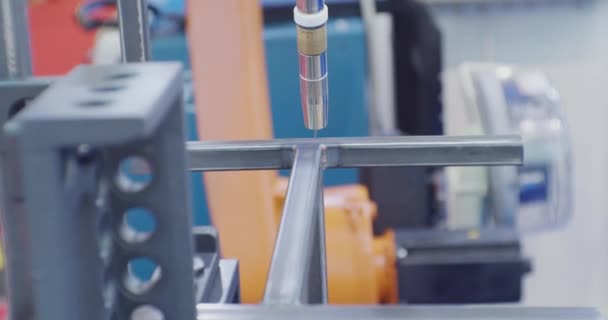 Producción metalúrgica moderna.Demostración de equipos de soldadura en forma de primer plano del proceso manipulator.tech — Vídeo de stock