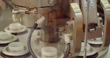 Modern üretim ekipmanı. Çalışan bir ambalaj makinesinin parçası.