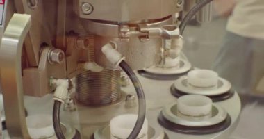 Modern üretim ekipmanı. Çalışan bir ambalaj makinesinin parçası.