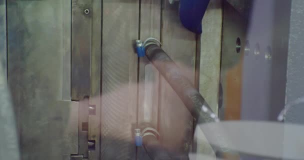 Equipos de producción modernos. un fragmento de una máquina de trabajo que produce piezas de plástico. primer plano — Vídeo de stock