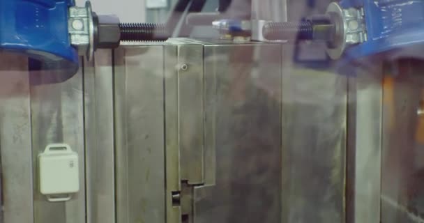 Modern üretim ekipmanları. Plastik parçaları üreten çalışan bir makinenin parçası. yakın plan — Stok video
