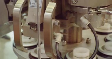 Modern üretim ekipmanı. Çalışan bir ambalaj makinesinin parçası.