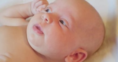 Modern bir çocuğun portresi. Sevimli bebek yatakta yatıyor. yakın plan