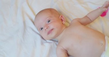 Modern bir çocuğun portresi. Sevimli bebek yatakta yatıyor. Yukarıdan görünüm