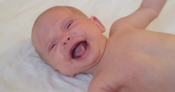 Retrato de un niño moderno. lindo bebé llorando en bed.view desde arriba — Vídeo de stock