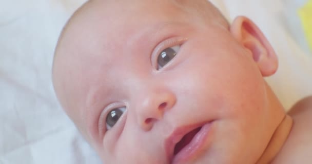 Schattige baby baby liggend in bed. portret. close-up — Stockvideo