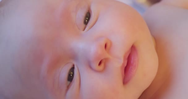 Portret van een kleine schattige baby extreme close-up — Stockvideo