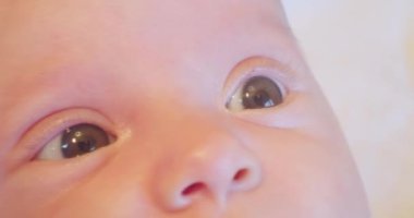 Küçük şirin bir bebeğin tuhaf görünüşü. Yakından.