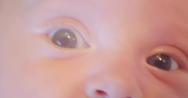 Şaşkın bakışlı, sevimli, komik bir bebek. Yakından.