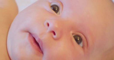 Tuhaf bakışlı şirin bir bebek. Yakın plan portresi.