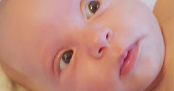 Ciekawy zaskoczony wygląd trochę cute baby.close-up — Wideo stockowe