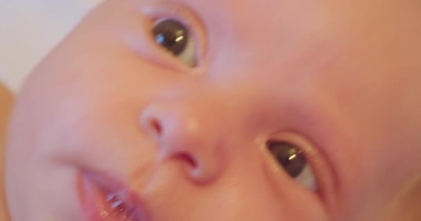 재미있는 표정의 귀여운 아기. 확대 사진 — 비디오