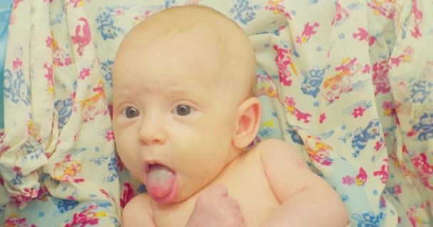 아기 목욕에 앉아 있는 귀엽고 재미있는 작은 아이의 사진밝은 sheeeet.close — 비디오