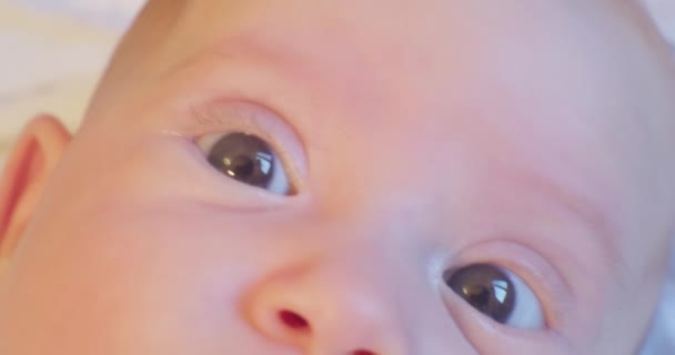 Sguardo sorpreso ridicolmente carino piccolo baby.baby faccia da vicino — Video Stock