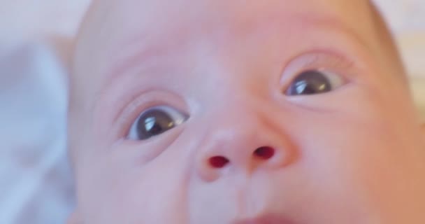 Sorprendida mirada ridículamente lindo pequeño baby.baby cara de cerca — Vídeos de Stock