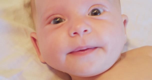 Kleine grappige en schattige baby. close-up portret — Stockvideo