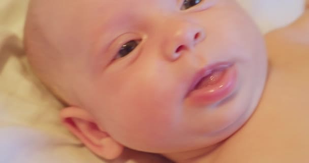 Curioso olhar surpreso de um pouco bonito baby.close-up — Vídeo de Stock