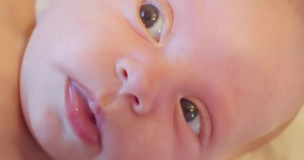 Twarz małego słodkiego dziecka leżącego w łóżku.extreme zbliżenie — Wideo stockowe