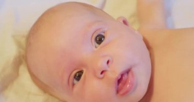 Yatakta yatan tatlı bir bebek. Yakın çekim. Yukarıdan görünüm