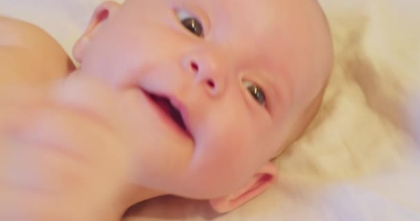 Çağdaş şirin, meraklı, dikkatli bakışlı yeni doğmuş bebeğin portresi. Aşırı yakın plan. — Stok video