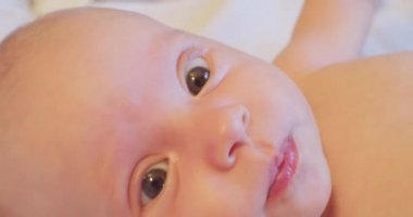 Modern, şirin, yeni doğmuş bebek portresi. Kameraya bakarken komik.