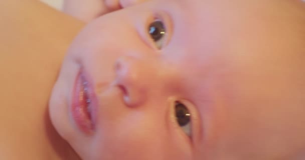 Porträtt av modern söt liten nyfiken nyfödd baby med uppmärksam look.extreme närbild — Stockvideo